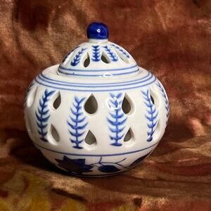 Silvestri Potpourri Incense Porcelain Burner Chinoiserie Cricket Box Style